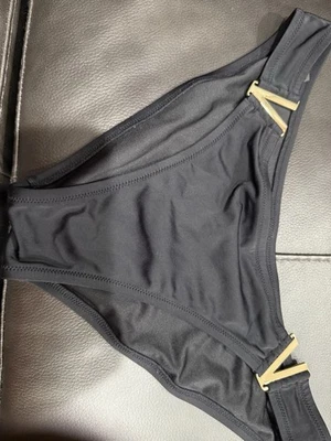 Parte inferior de bikini Victorias Secret Swim nueva con etiquetas negra con herrajes dorados en V grande L Foto 1 de 4