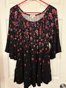 Style & Co schwarzes Oberteil mit elastischem Ausschnitt/Schultern Schößchen Blumen 2x ausgestellte Ärmel - Bild 1 von 6