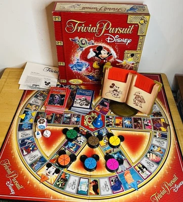 Jeu de société famille Disney Edition Trivial Pursuit boîte rouge rare Hasbro - complet - Photo 1/4
