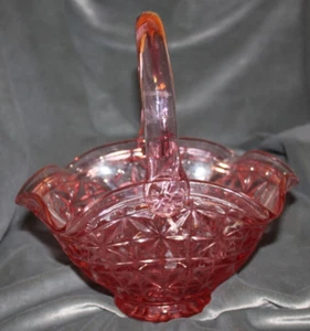Cesta de vidrio rosa vintage de 8" de alto por 7 3/4 pulgadas de largo vidrio prensado - Imagen 1 de 5