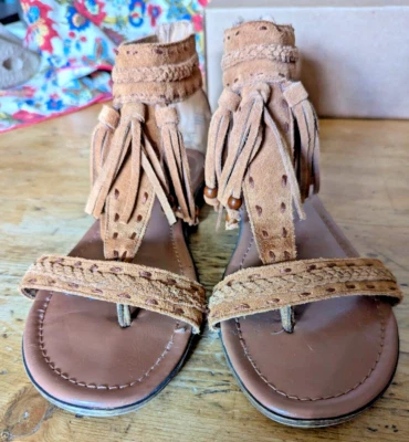 Sandalias Minnetonka Hippie Marrón Gamuza Tanga Plana Flecos Borla Cremallera Trasera Talla 9? Foto 1 de 4