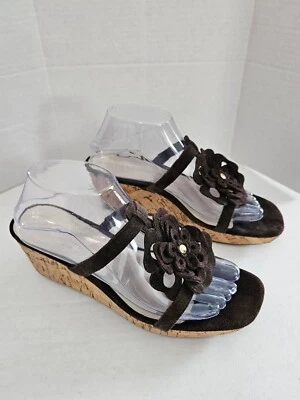 Sandálias anabela tanga de camurça e cortiça marrom Nine West tiras com flor tamanho 9 - Imagem 1 de 4