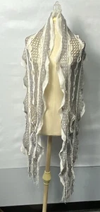 Scialle vintage all’uncinetto/maglia misura 13”x75” grigio/bianco - Foto 1 di 3