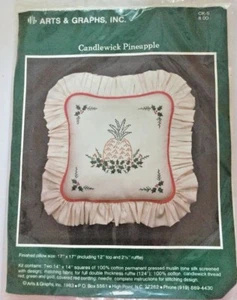 Nuevo en Paquete Artes y Gráficos "Piña Candlewick" Kit de Almohada 17" x 17", 1983 Navidad - Imagen 1 de 4