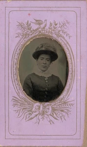 TINTYPE CDV PORTRAIT OF LADY IN LILAC DECORATIVE MOUNT  VICTORIAN FASHION #D4399 - Picture 1 of 2