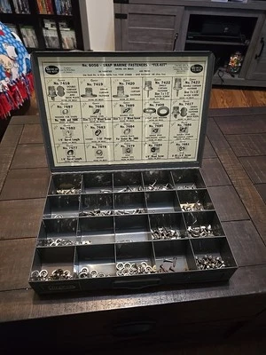 Vintage Au-Ve-Co Fix-Kit Nº 6055 Snap Marine Sujetador Caja Metal Original Foto 1 de 4