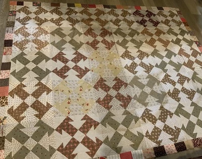 古董拼布被子上衣,1880 年代至 1900 年代初,T 年代,棕色和多种印花布 — 第 1/4 张图片