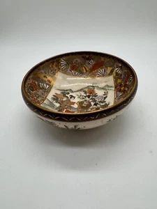 Antiguo cuenco de porcelana japonés firmado por Satsuma con decoración para mujeres y niños - Imagen 1 de 16