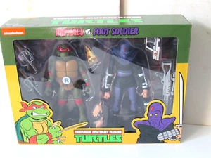 NECA Teenage Mutant Ninja Turtles dibujos animados Raphael vs Foot Soldier paquete de 2 SELLADOS - Imagen 1 de 10