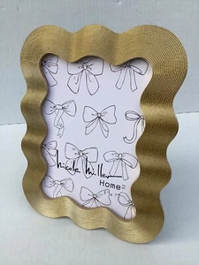 Nicole Miller goldener rechteckiger gewellter Bilderrahmen passt 5’’ x 7’’ Foto - Bild 1 von 5