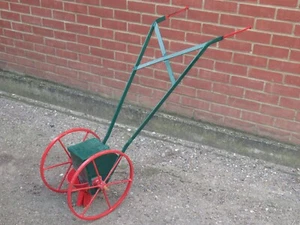 ANTIQUE FARM TOOL SEEDER SEED SPREADER, GARDEN DISPLAY FEATURE PLANTER ? Q - Picture 1 of 6