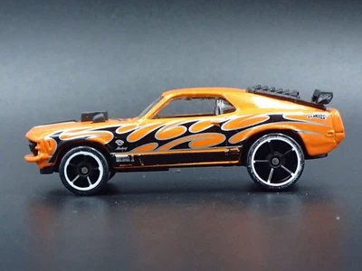 1970 70 Ford MUSTANG Mach 1 Fastback Arancione 1:64 Diorama Scala Modellino Car - Immagine 1 di 4