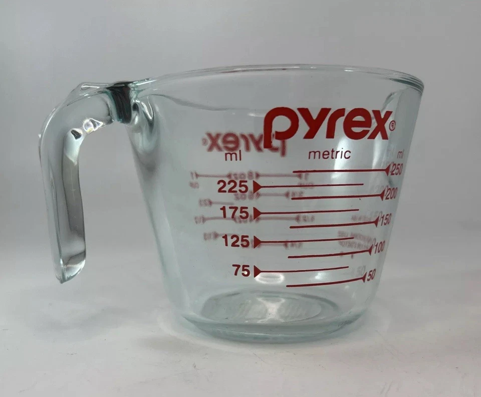 Taza medidora Pyrex Prepware 1 taza, gráficos rojos, transparente Foto 1 de 4