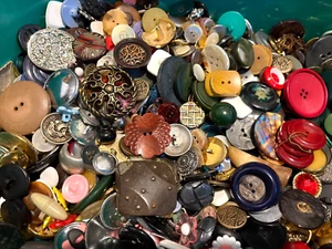 Job lot vintage buttons - 500 grams lucky dip vintage & modern buttons - Picture 1 of 4