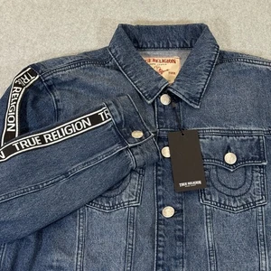 True Religion Logo Taping Herren Medium Denim Trucker Jeansjacke Medium Blau Neu mit Etikett - Bild 1 von 15