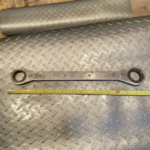 BLUE POINT 12-Point 1 1/16" x 1 1/8" Ratcheting Double End Box Wrench R3436A - Picture 1 of 8