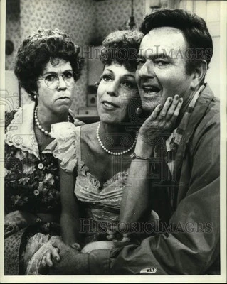 1982 Press Photo Carol Burnett, Vicki Laurence, and Harvey Norman in scene - Изображение 1 из 2