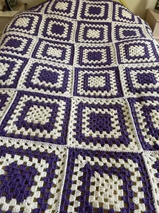 handhäkelte lila und cremefarbene Tagesdecke. 72"" x 62"".  £45 - Bild 1 von 1