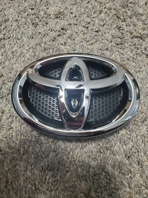 OEM Toyota Front Radiator Grille Emblem Badge  75301-12400 13-15 RAV4 LE Limited - Image 1 of 2