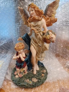 Statuina angelo guardiano vintage con bambino che raccoglie fiori altezza 6,5" - Foto 1 di 7