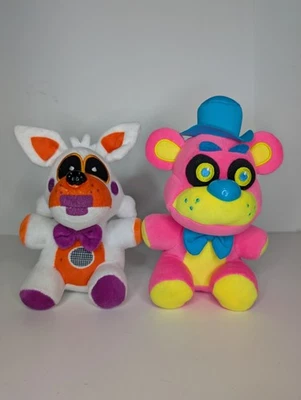 2 件套 Five Nights At Freddy's Lolbit 6 和 Freddy Blacklight 毛绒玩具套装 — 第 1/4 张图片