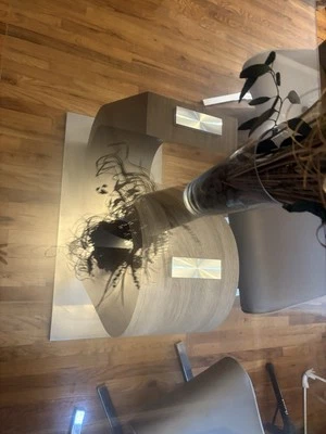 Moderno juego de mesa de comedor de vidrio y aparador a juego - Elegante acabado de madera y metal Foto 1 de 4