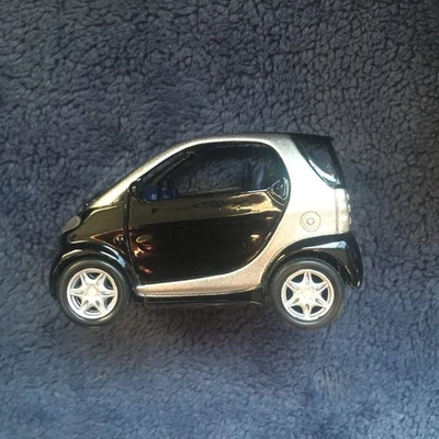 Nuevo en caja Coche Inteligente Maisto 1:33, Negro/Plateado Motorizado Apertura Retroceso Puertas De Colección Foto 1 de 4