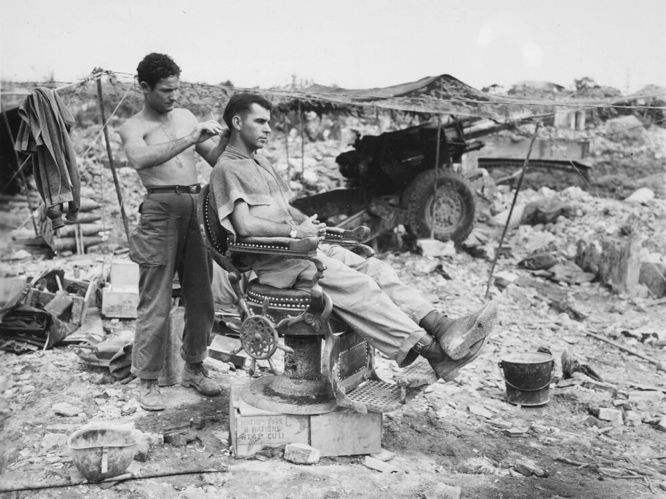 Impresión de póster de peluquería Battlefield, corte de pelo militar vintage de la Segunda Guerra Mundial Foto 1 de 1