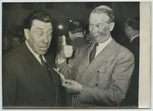 Fernandel chevalier de la Légion d'Honneur. Maurice Chevalier. 1953. - Foto 1 di 2