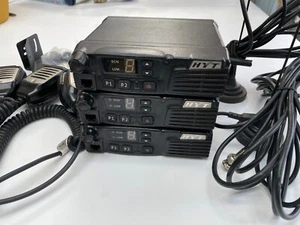 3 x HYT TM-600 VHF 136-174MHZ Mobile / In-Vehicle Radios with Accessories - Zdjęcie 1 z 23