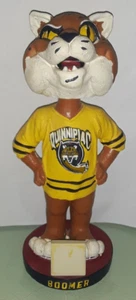 Alexander Promociones Globales Bobble Dobles QUINNIPIAC BOOMER Bobblehead Dañado - Imagen 1 de 4