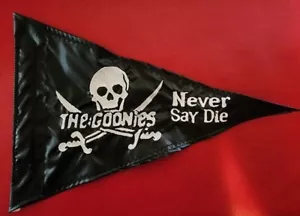12"x 18" Dreieck THE GOONIES SKULL NEVER SAY DIE Sicherheitsflagge Jeep ATV UTV Trike - Bild 1 von 4