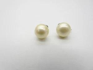 Pendientes de clip de metal tono plata perla sintética blanca firmados Marvella vintage - Imagen 1 de 5