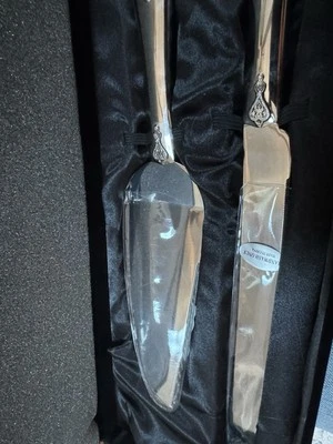 Juego de corte de pastel de boda acentuado con cristal de Swarovski cosas recordadas UEC Foto 1 de 3