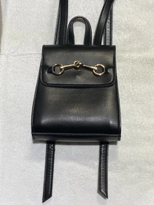 Brandy Melville schwarzer kleiner Rucksack mit goldfarbenem Metallakzent vorne - Bild 1 von 13