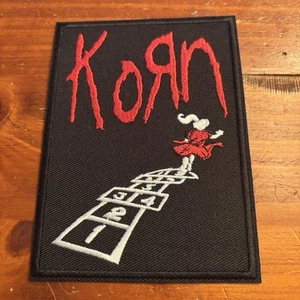 KORN FOLLOW THE LEADER!! ¡TAN GENIAL!  PLANCHA BORDADA EN PARCHE +1 PEGATINA GRATIS - Imagen 1 de 3
