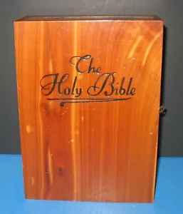 Vintage 1976 Memorial Protestant Edition Holy Bible Protective Cedar Wood Box - Foto 1 di 13