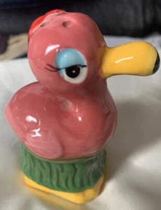Young Female Flamingo Big Lashes Grass Skirt Salt-&OR-Pepper Shaker Hawaii Style - Picture 1 of 12