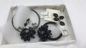 Von Maur Bead Jewelry Set Flowers in center 2pr earrings, necklace & Bracelet - Picture 1 of 18