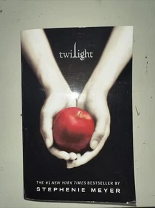 Twilight by Stephenie Meyer The Twilight Saga, Book 1 - Paperback - Bild 1 von 2