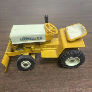 Ertl International Harvester IH 122 Cub Cadet Tractor w/Blade 1/16 Scale USA - Picture 1 of 8