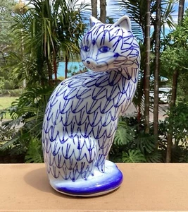 Felino seduto in ceramica bianco e blu non marcato altezza 7+ pollici - Foto 1 di 9