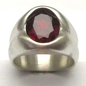 MJG STERLINGSILBER HERRENRING. 12 x 10 mm OVALER LABOR FACETTIERTER GRANAT. Größe 9.  - Bild 1 von 7