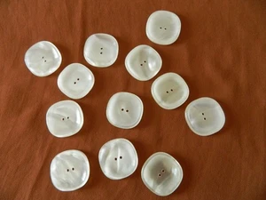 VINTAGE LUCITE PEARLIZED PLASTIC 2 HOLE FLAT BUTTONS CREAM WHITE SQUARE LARGE - Picture 1 of 14