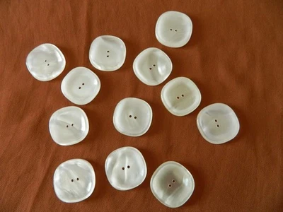 VINTAGE LUCITE PEARLIZED PLASTIC 2 HOLE FLAT BUTTONS CREAM WHITE SQUARE LARGE - Image 1 of 4