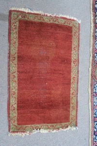 Alfombra pequeña vintage roja kurda malaya borde liso lana anudada a mano 1,5' x 3' - Imagen 1 de 7