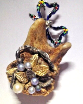 ORIGINALE SPILLA PERLE VERE SU CORNETTO DI DAINO, FOGLIE ARGENTO, FIOCCO SMALTO - Immagine 1 di 4