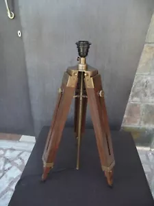 Lampada da pavimento vintage finitura marrone treppiede in legno supporto... - Foto 1 di 7