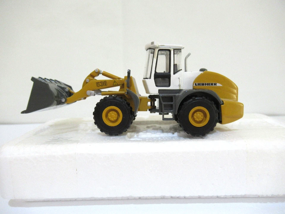 NZG - ruspa in metallo Liebherr L538, scala 1:87 - Immagine 1 di 4