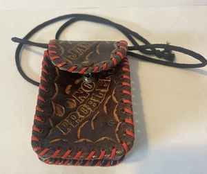 HANDGEFERTIGTE BRAUNE JAMAIKANISCHE LEDERTASCHE HANDY/KARTE/GELD/MEDIZIN MIT ROTER SCHNÜRUNG - Bild 1 von 4